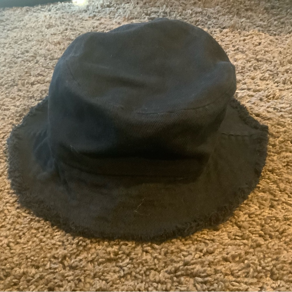 Black bucket hat